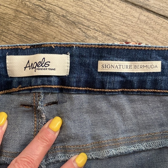 NWOT… Women’s Jeans Shorts with Size 24W - Picture 3 of 7